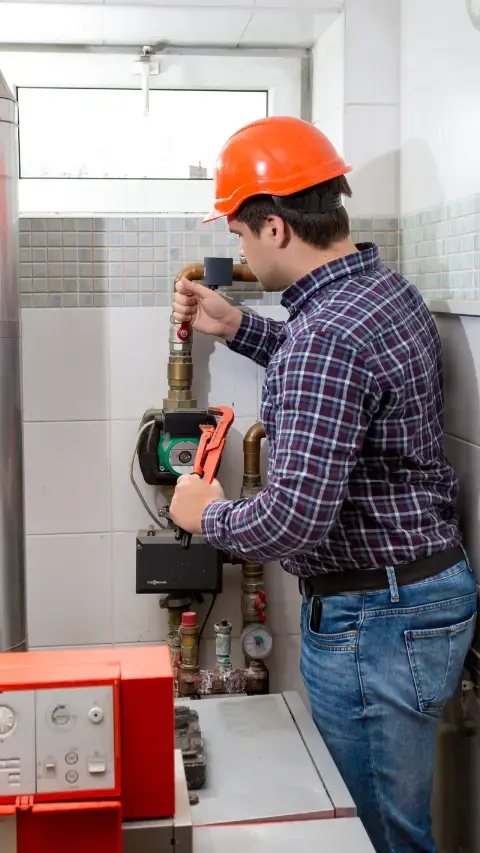 hombre trabajando de plomero y gasista en servicios max