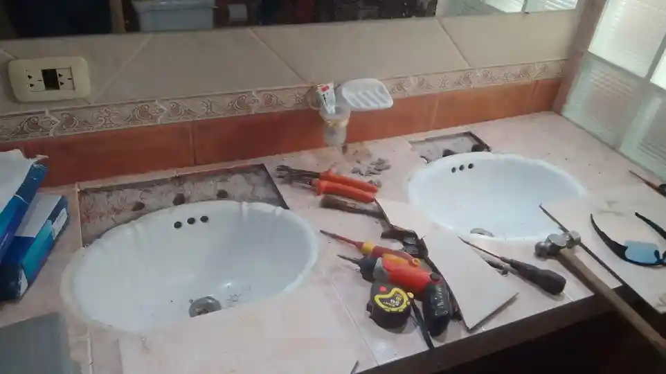 colocacion de ceramicas y griferias para baños